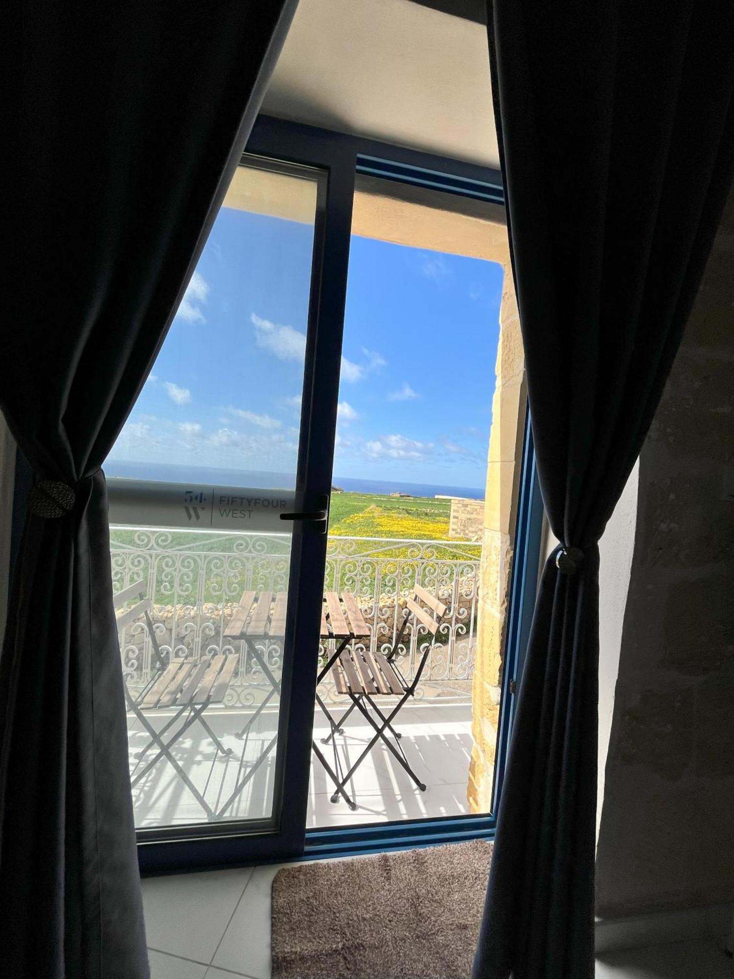 Bed and Breakfast Fiftyfour West Boutique Living Għarb Exteriér fotografie