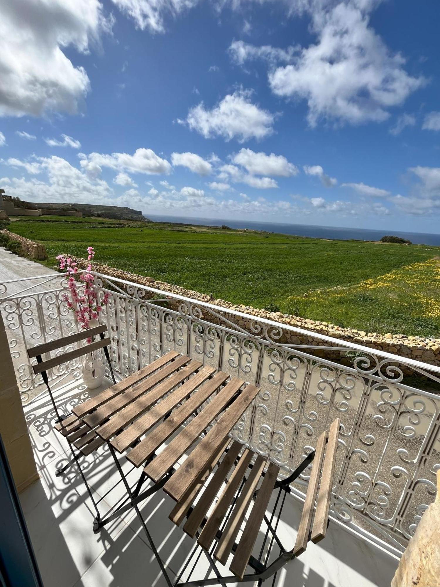 Bed and Breakfast Fiftyfour West Boutique Living Għarb Exteriér fotografie