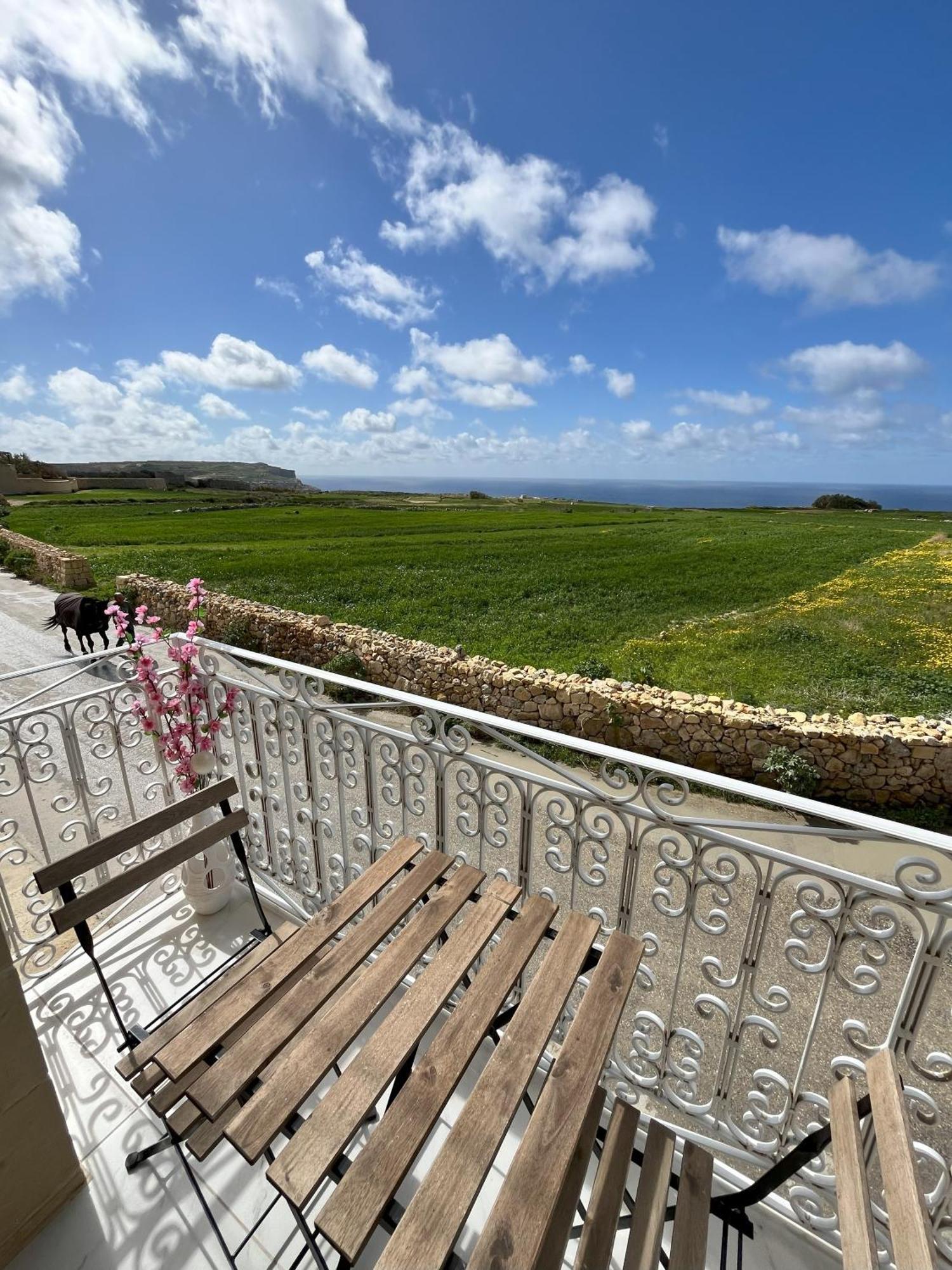 Bed and Breakfast Fiftyfour West Boutique Living Għarb Exteriér fotografie